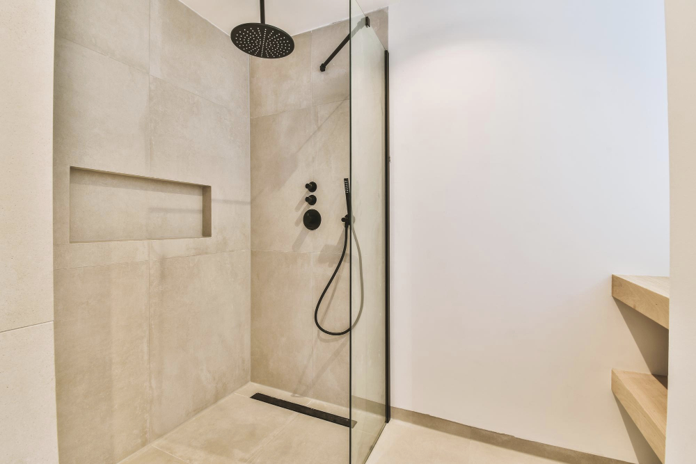 ¿Cambiar bañera por ducha Ventajas, costes y consejos prácticos con sikora reformas integrales en pamplona