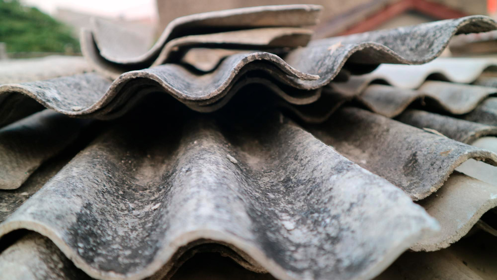 Riesgos de manipular amianto sin profesionales: por qué nunca debes retirarlo tú mismo