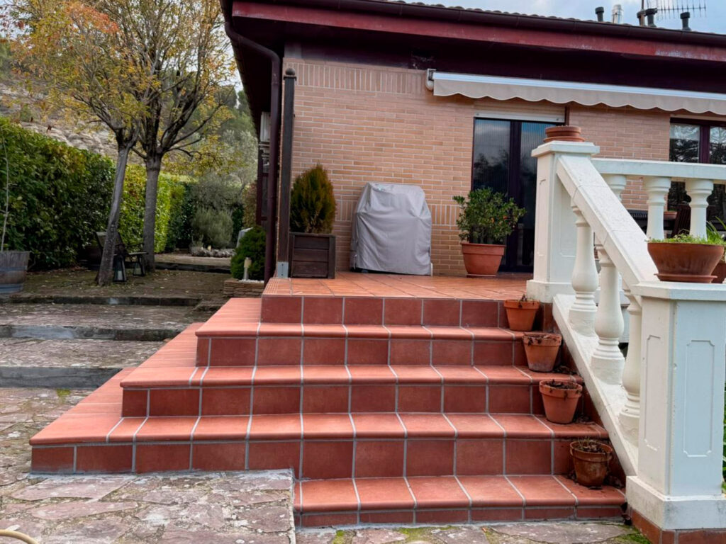 Reforma de pavimento exterior en vivienda de pueblo en Navarra: diseño y durabilidad en un solo proyecto