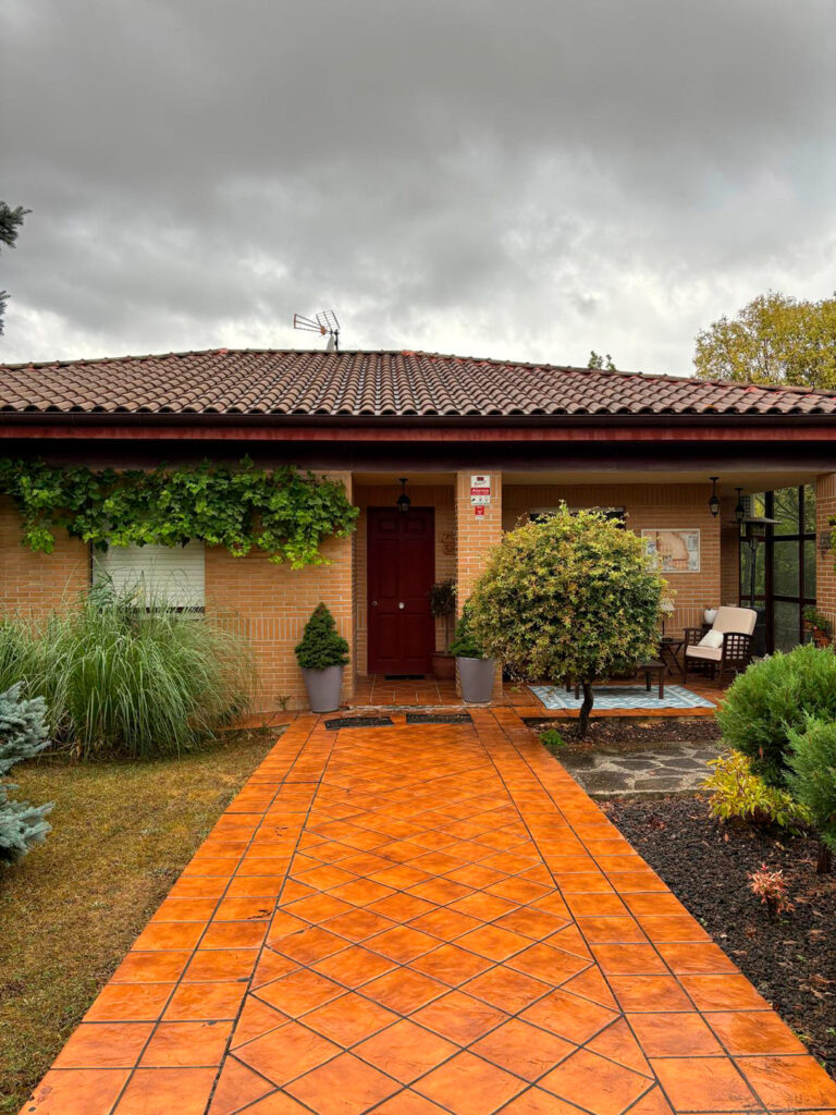 Reforma de pavimento exterior en vivienda de pueblo en Navarra: diseño y durabilidad en un solo proyecto