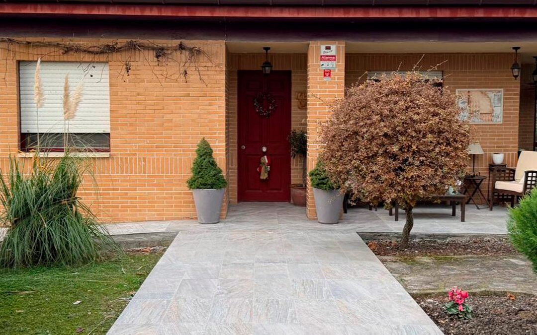 Reforma de pavimento exterior en vivienda de pueblo en Navarra: diseño y durabilidad en un solo proyecto