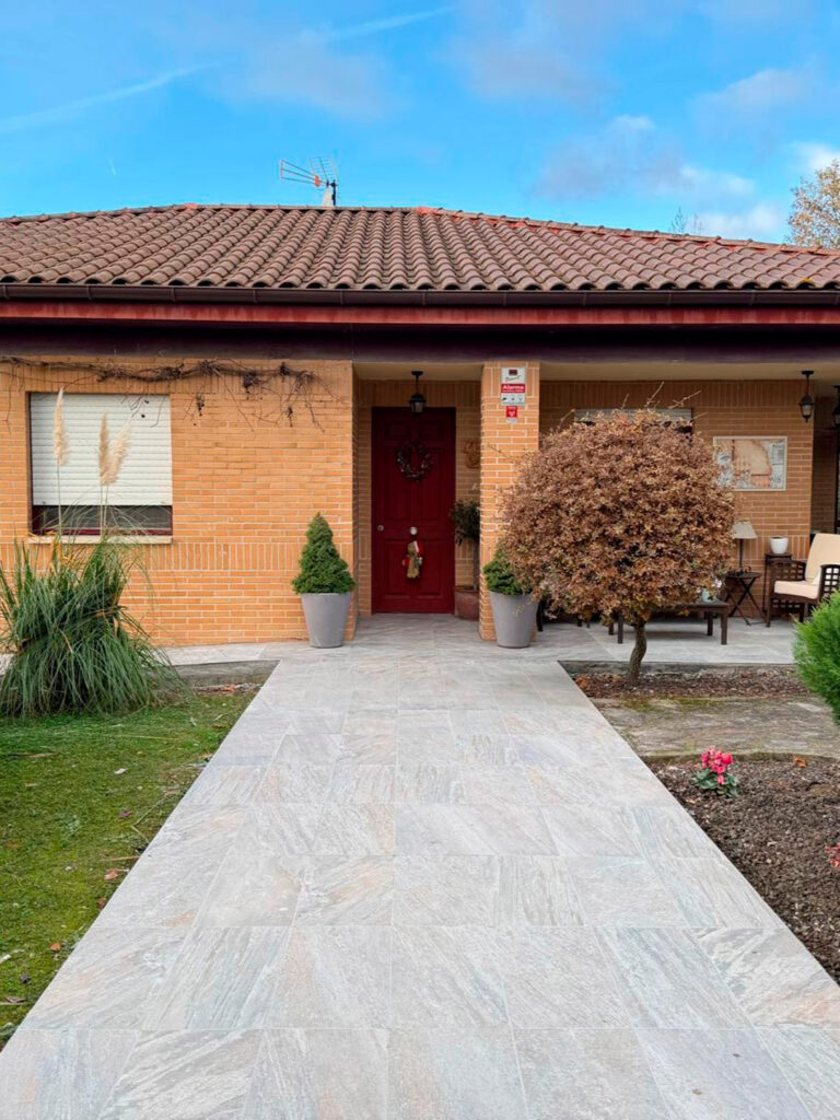 Reforma de pavimento exterior en vivienda de pueblo en Navarra: diseño y durabilidad en un solo proyecto