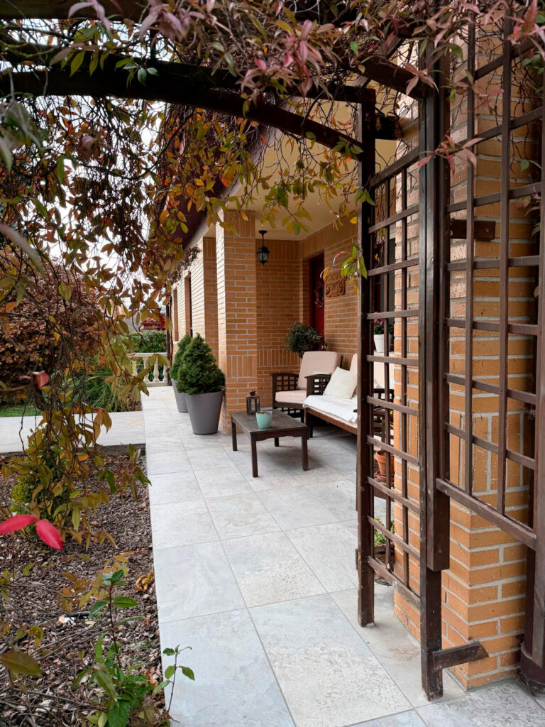 Reforma de pavimento exterior en vivienda de pueblo en Navarra: diseño y durabilidad en un solo proyecto
