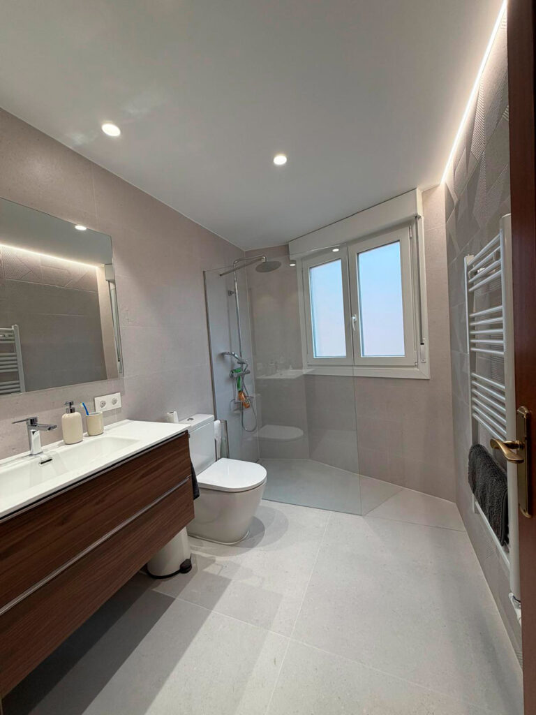 Reforma de baño moderna: ejemplo real de reformas en Pamplona y Navarra - Sikora Reformas Integrales