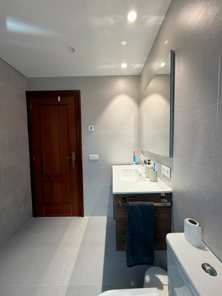Reforma de baño moderna: ejemplo real de reformas en Pamplona y Navarra - Sikora Reformas Integrales