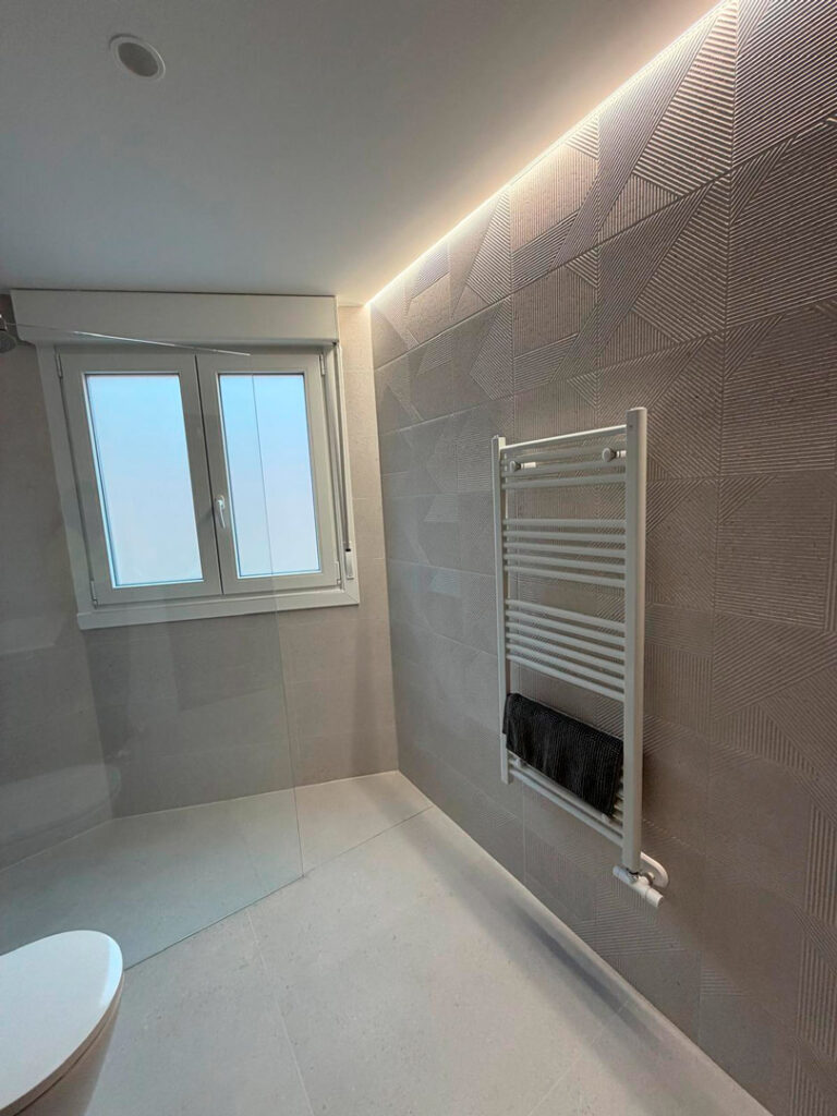 Reforma de baño moderna: ejemplo real de reformas en Pamplona y Navarra - Sikora Reformas Integrales
