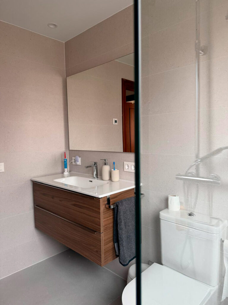 Reforma de baño moderna: ejemplo real de reformas en Pamplona y Navarra - Sikora Reformas Integrales