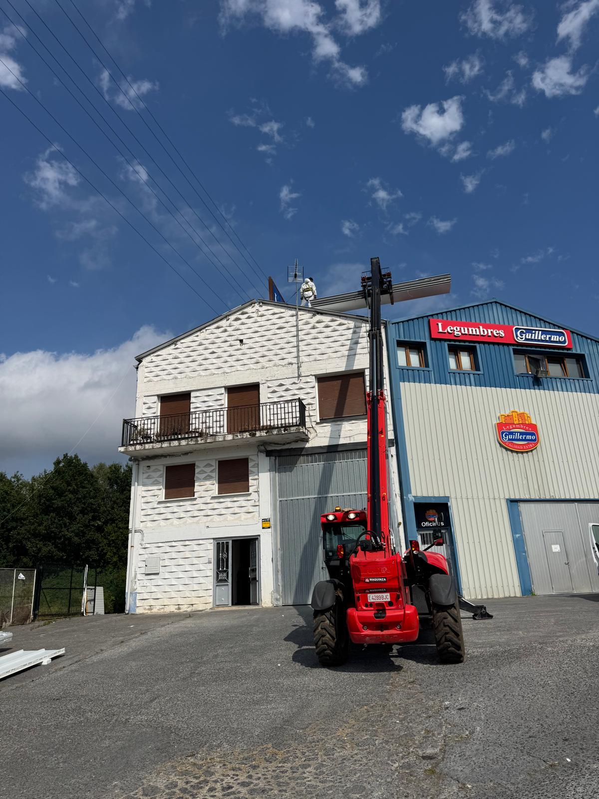 Retirada de amianto en la cubierta de una nave industrial en Navarra