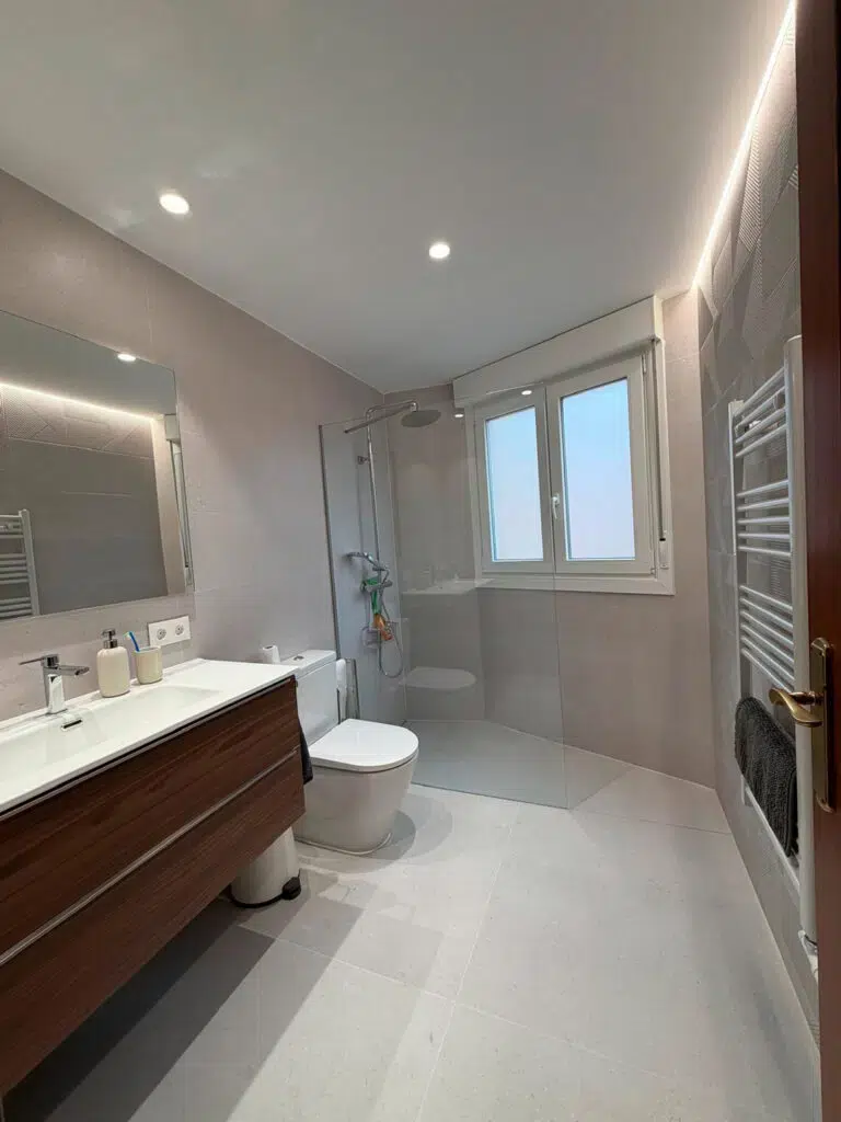 De bañera a ducha. Un baño renovado.. Comarca de Pamplona · Navarra