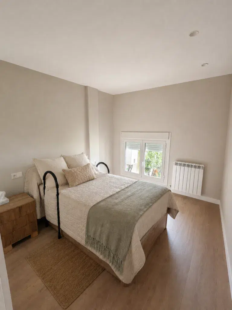 Reforma integral en Fustiñana, Navarra de espacio auxiliar a dormitorio con baño adaptado-Sikora Reformas Integrales en Pamplona